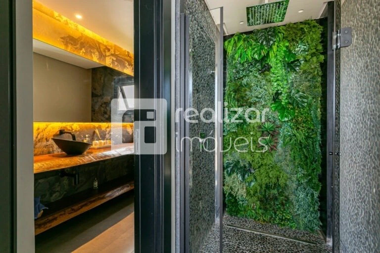 Bathtub in a 3-bedroom house, 508 m² — photo 12