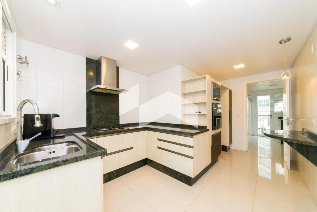 3-bedroom apartment in a building with a gym — photo 2