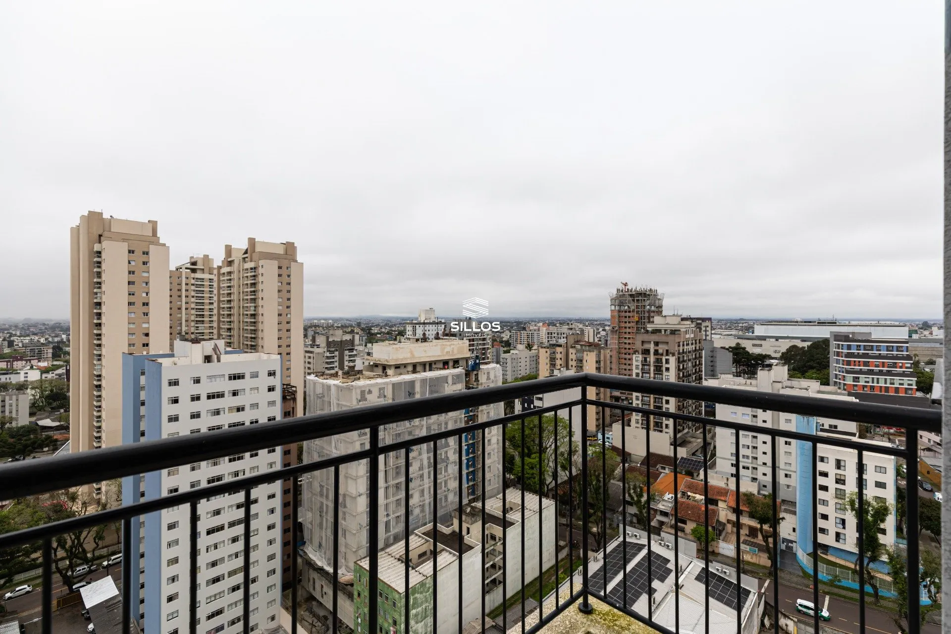 Balcony with a grill in a one-bedroom apartment, 49 m² — photo 16