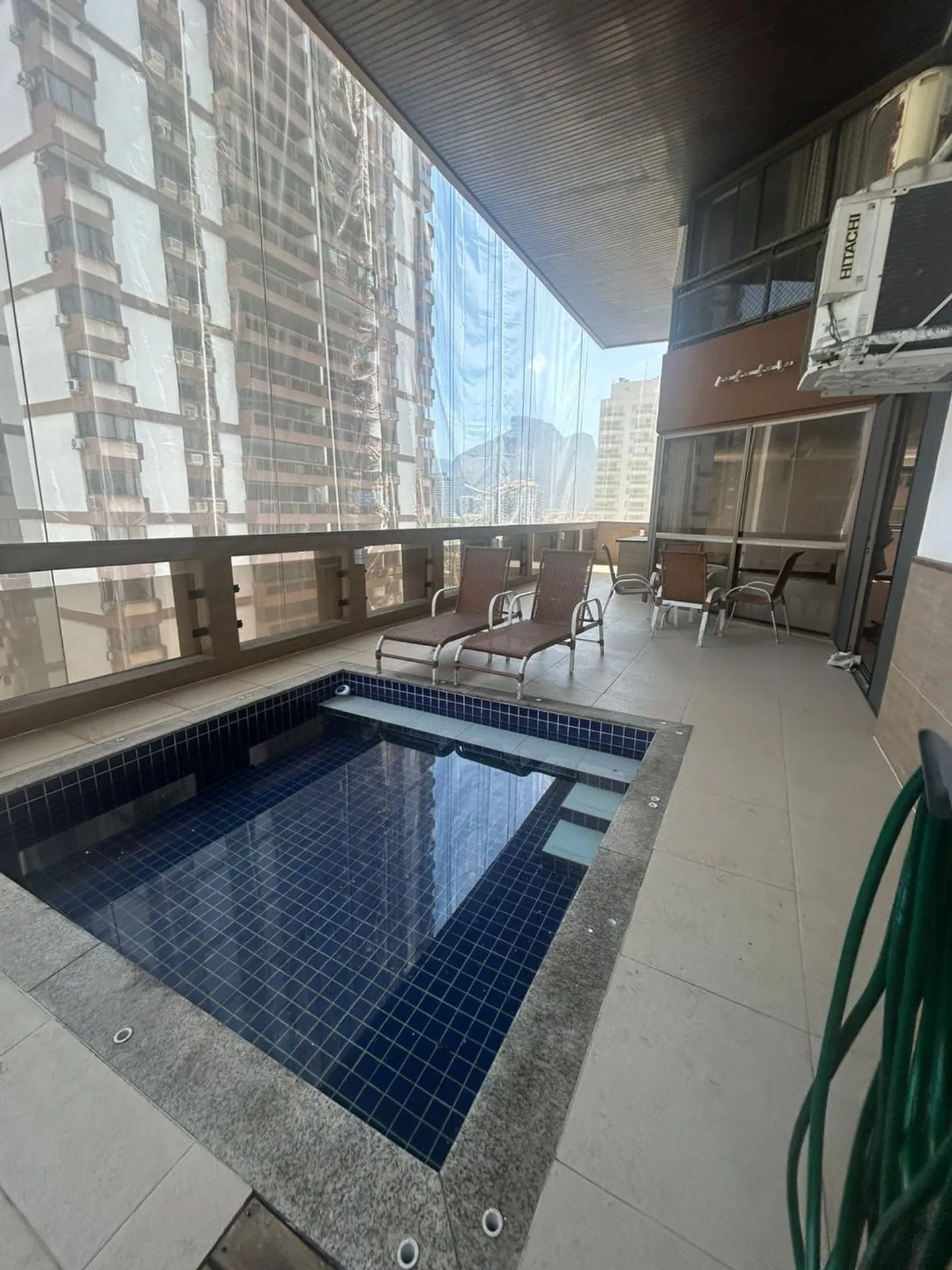 Apartment with 4 bedrooms and an enclosed balcony — photo 7