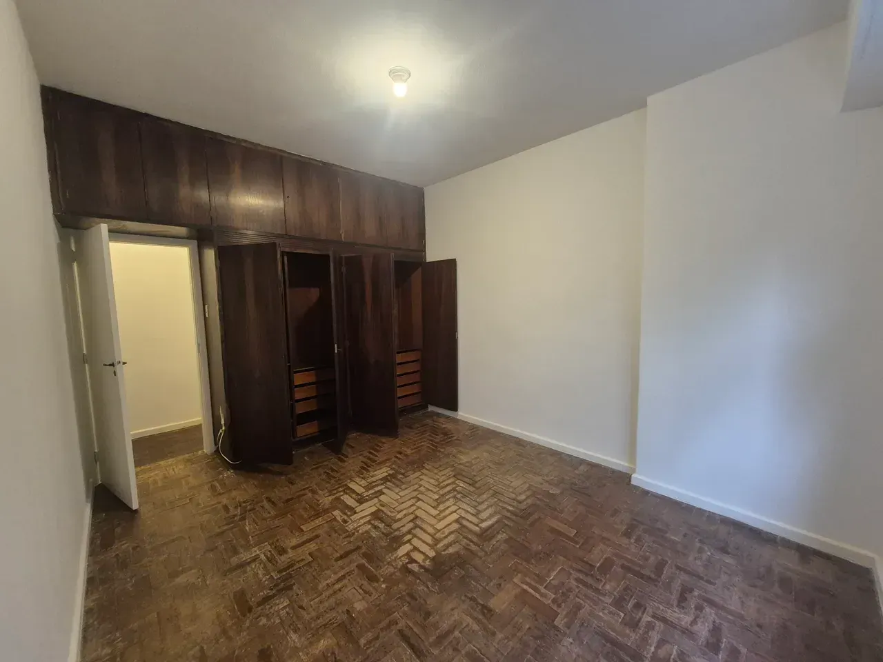 Wood or laminate floors in a 3-bedroom apartment, 129 m² — photo 4