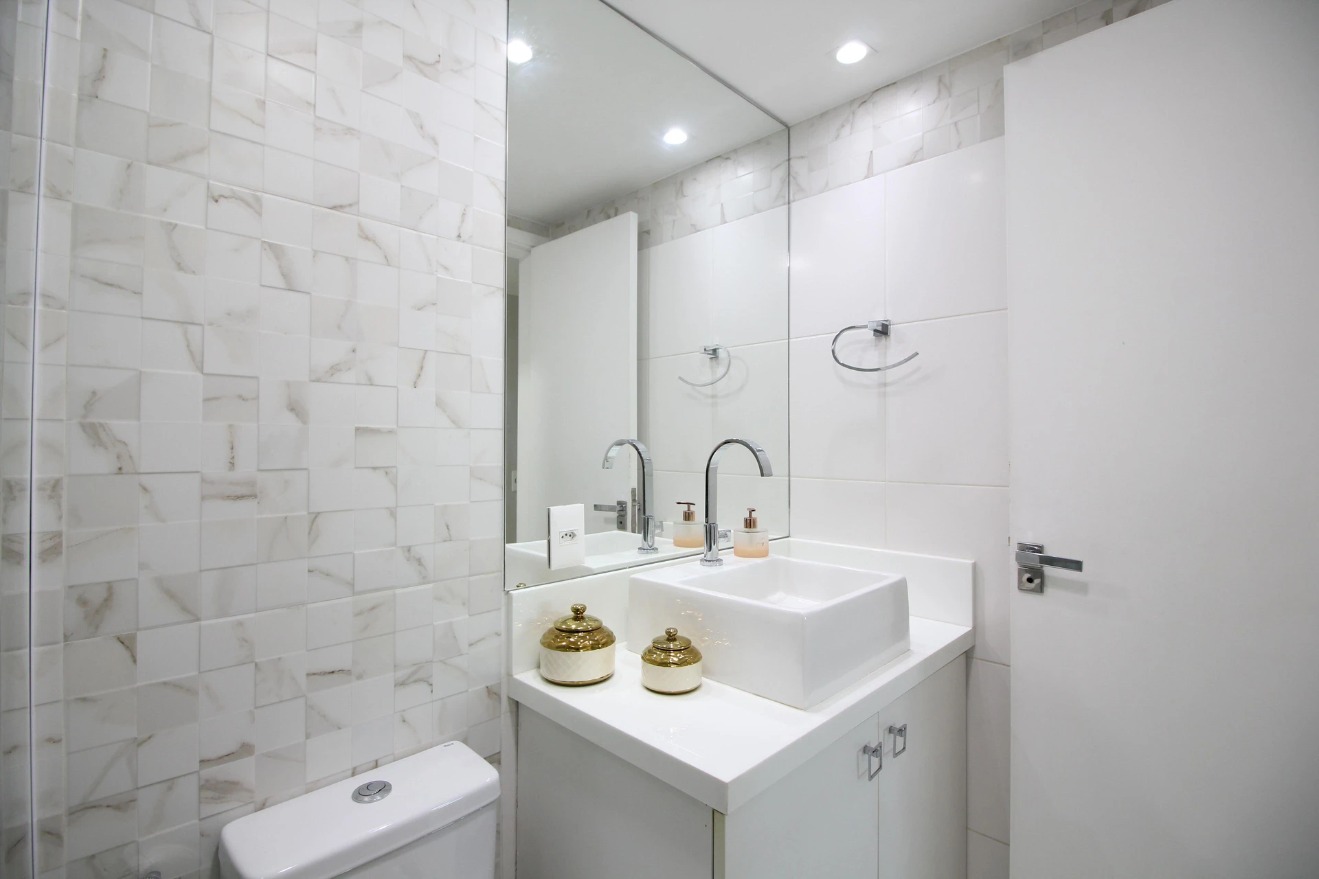 Furnished apartment, 82 m², with floor-to-ceiling windows