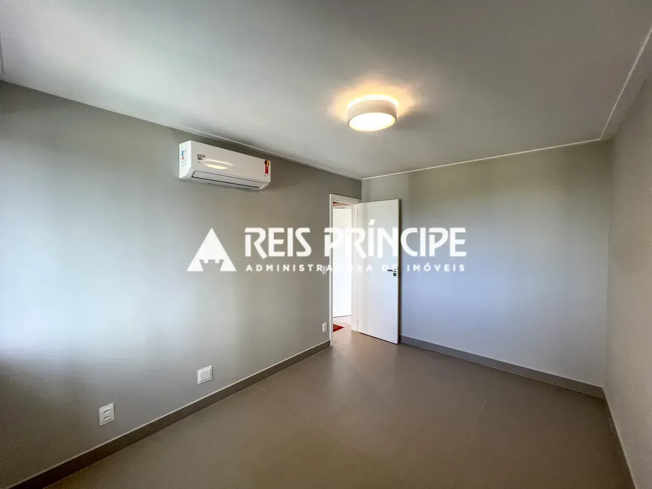 3-bedroom apartment with a suite; balcony and view — photo 15