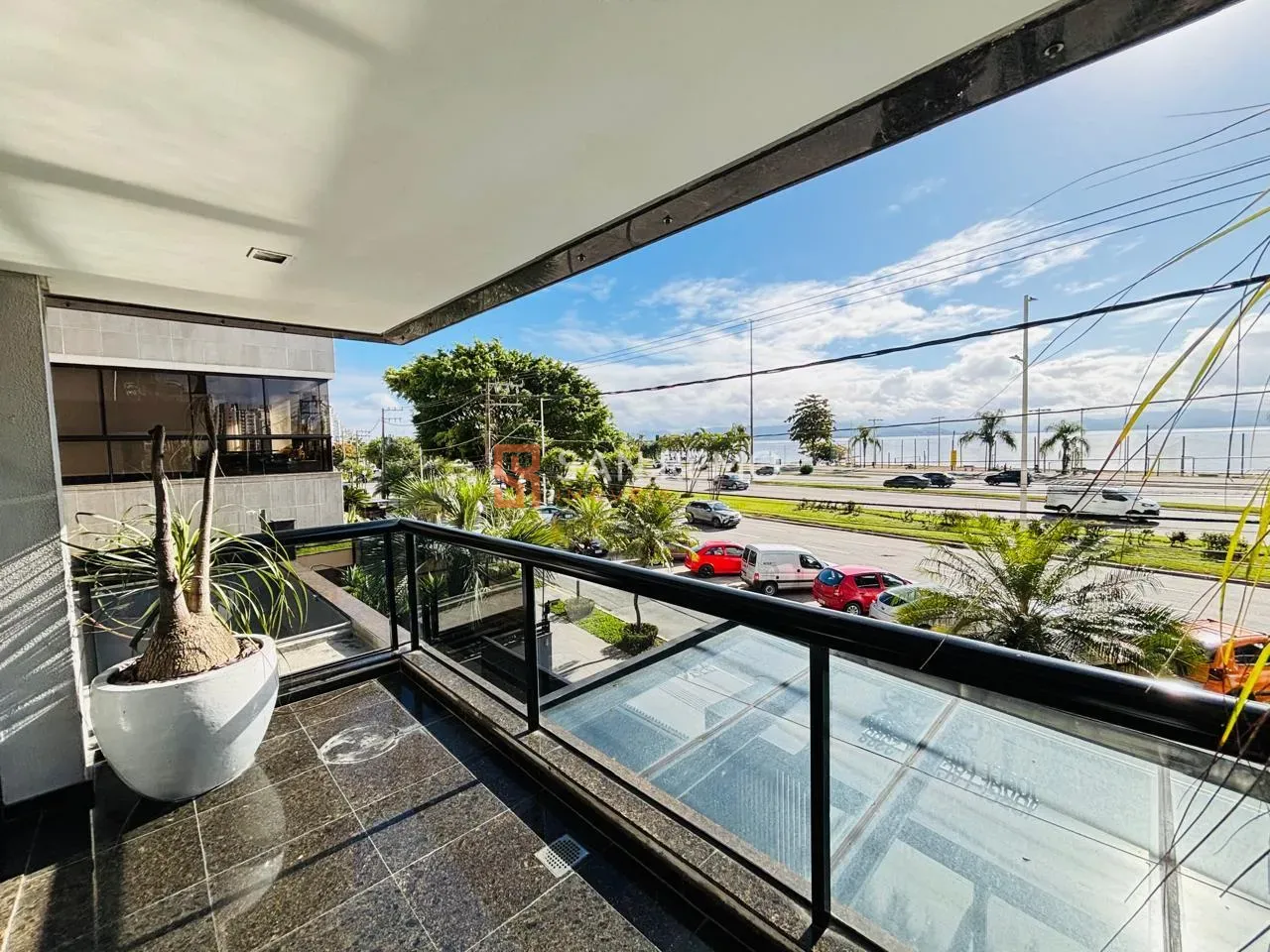 Garden apartment with 3 en-suite bedrooms and 241 m² — photo 15