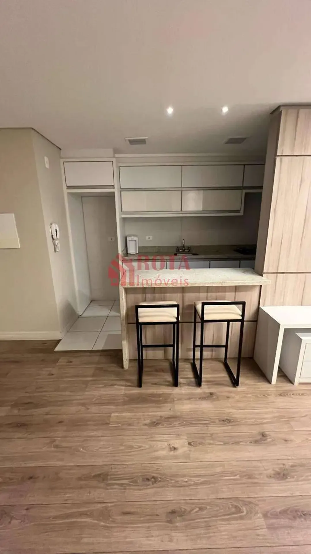 2-bedroom apartment with a glass-enclosed balcony — photo 2