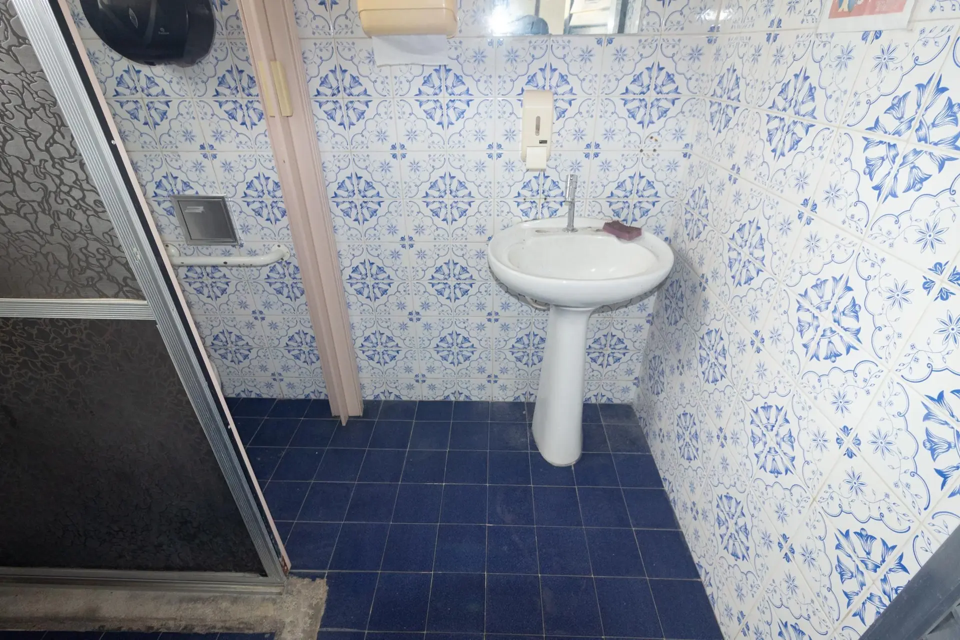 4-bedroom rental house with private garden and parking — photo 32