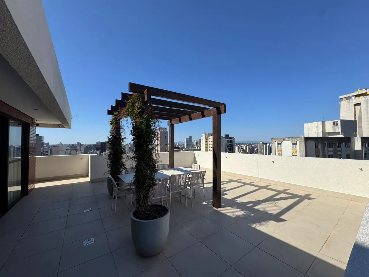 Apartamento mobiliado de 1 quarto com 1 vaga e terraço — photo 2