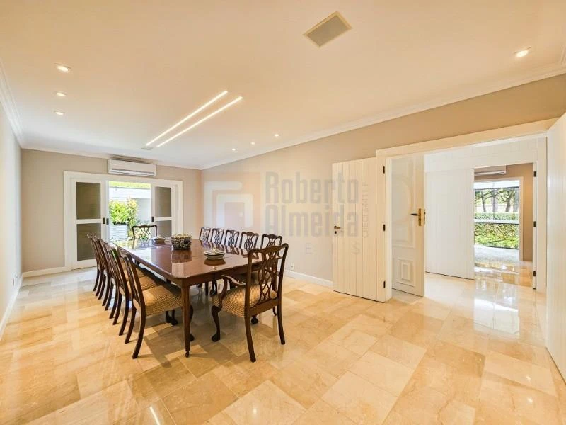 832 m² house with 6 bedrooms and an open-plan kitchen — photo 49
