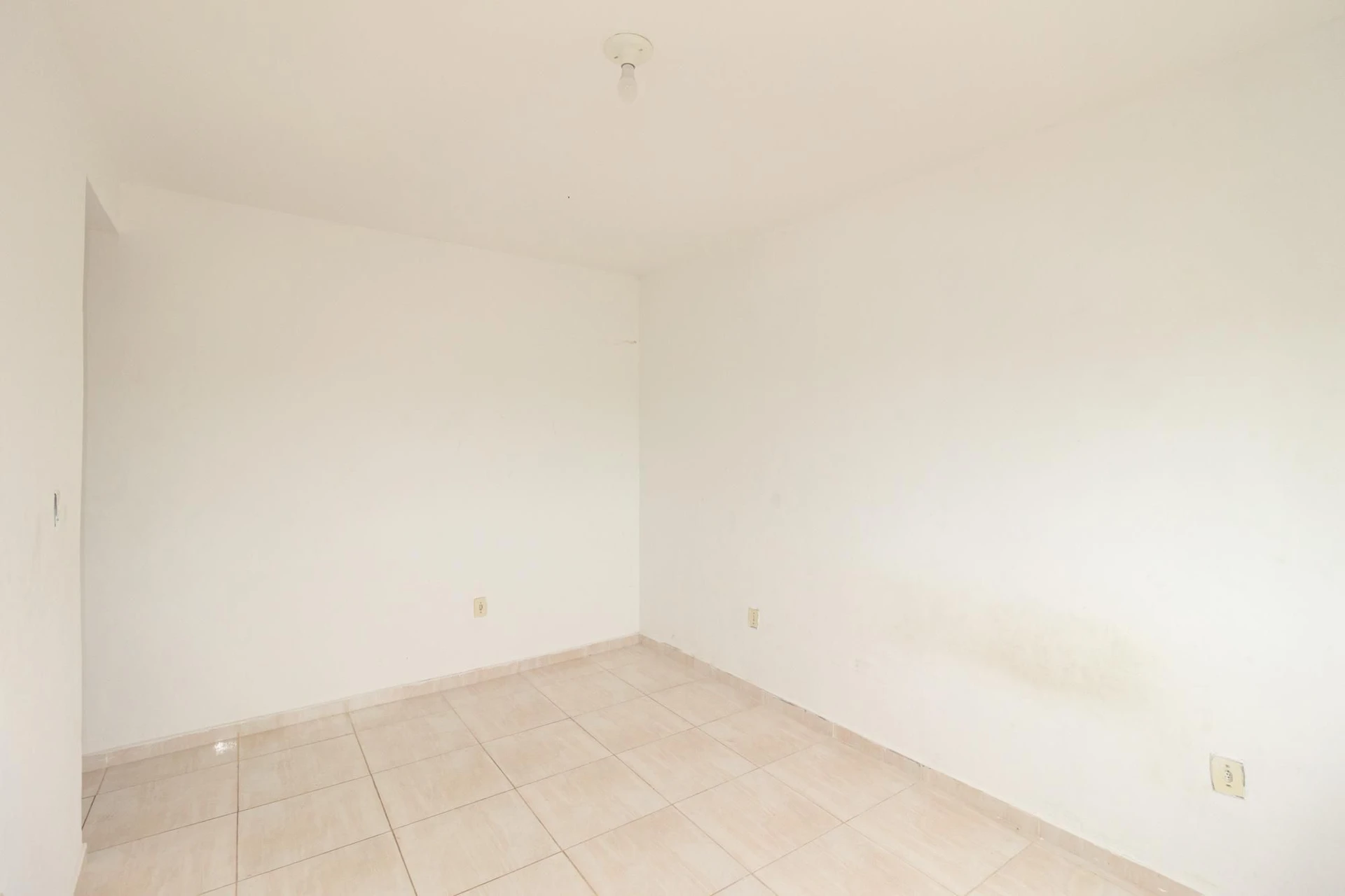 Unfurnished 2-bedroom apartment with 1 bathroom and pets — photo 25