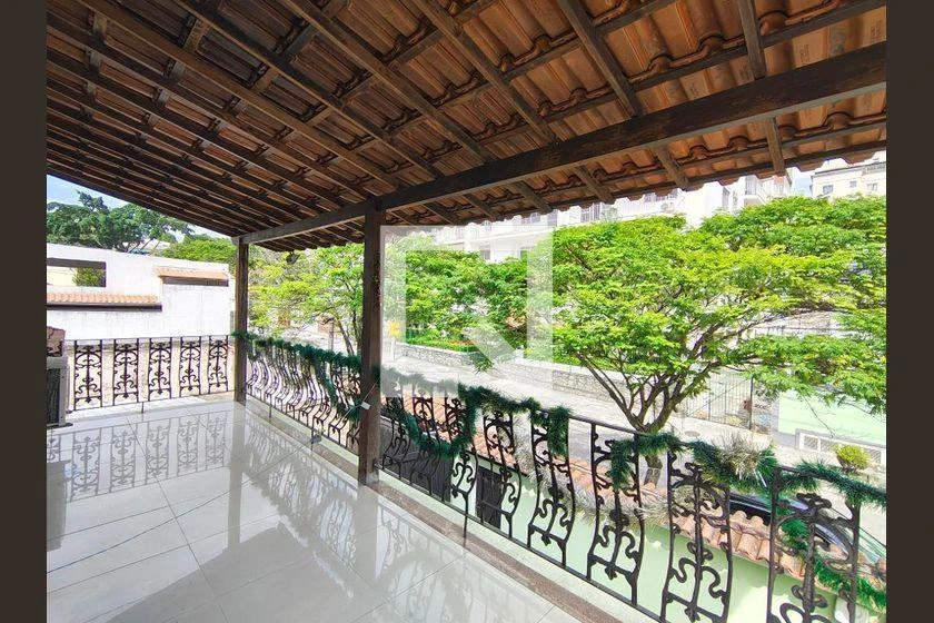 Furnished house with 5 bedrooms and 631 m² — photo 42