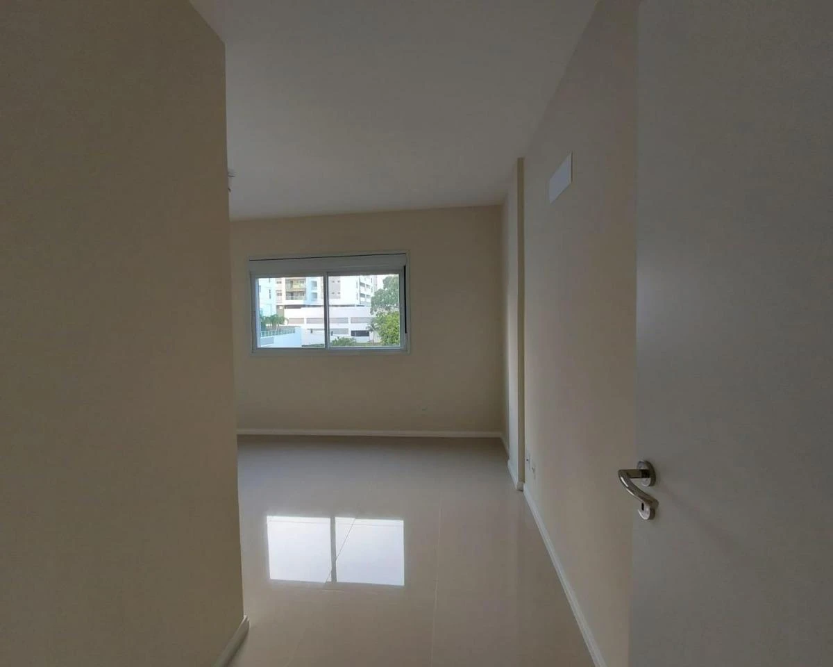 Balcony with a grill in a 3-bedroom apartment, 93 m² — photo 26