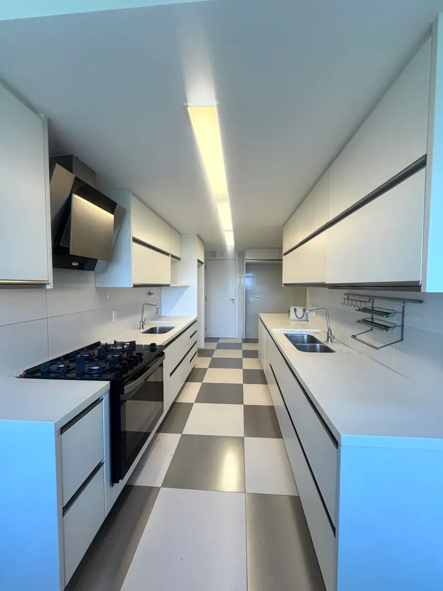 335 m² apartment with a glass-enclosed balcony and a jacuzzi — photo 16