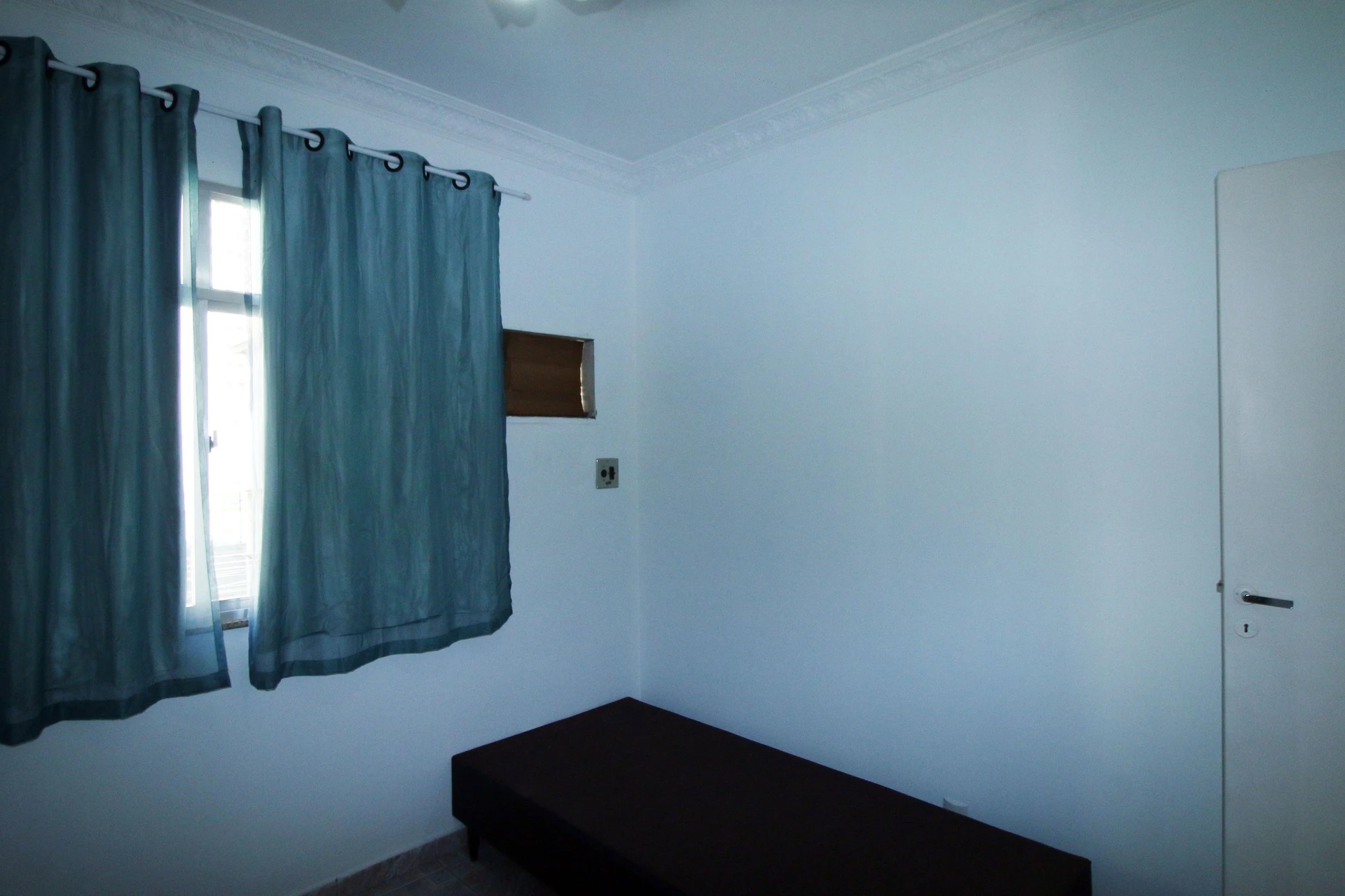 Furnished 2-bedroom apartment with 1 bathroom and glass shower — photo 17