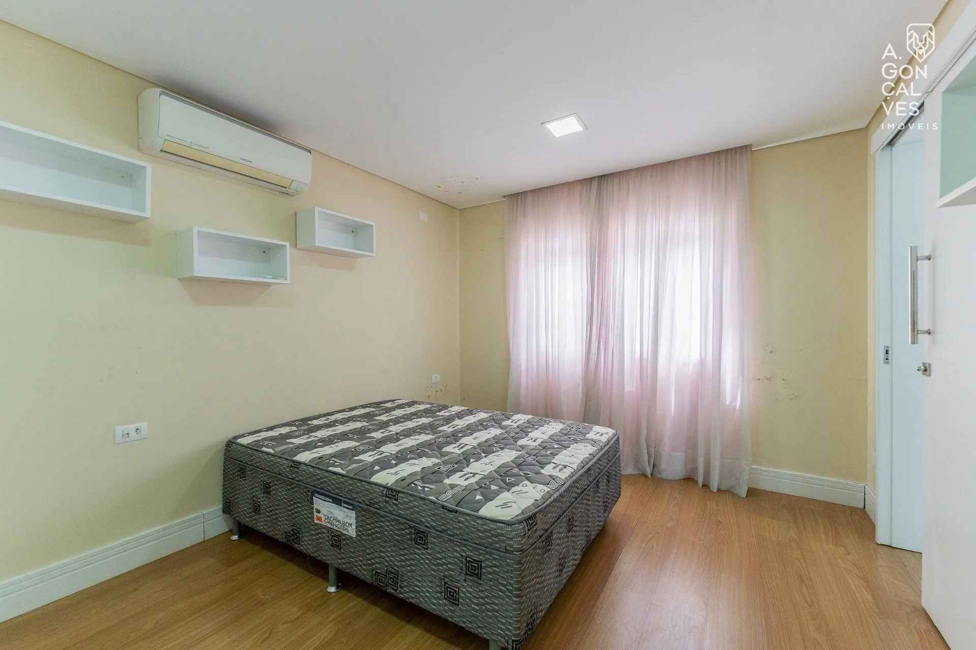 Furnished 4-bedroom house with hot tub and 4 parking spots — photo 25