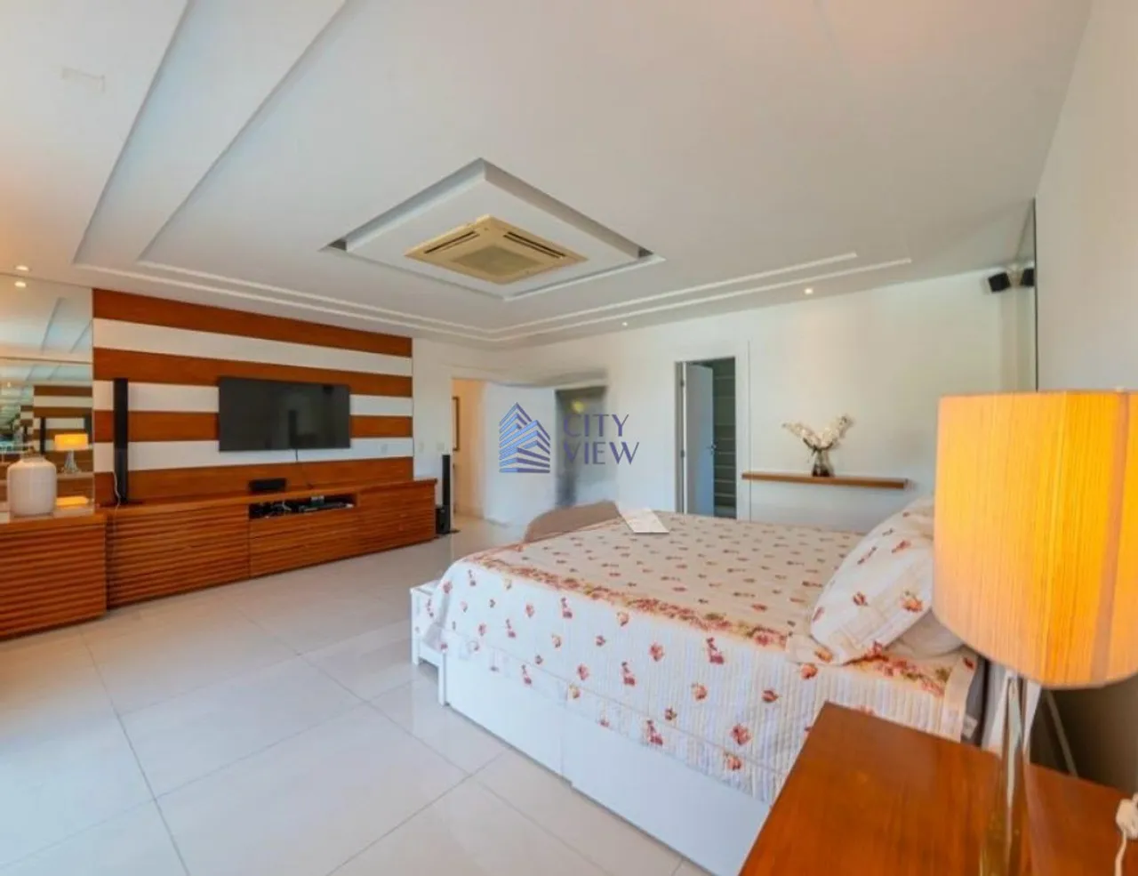 House with 5 bedrooms, 5 bathrooms and 5 parking, 1000 m² — photo 2