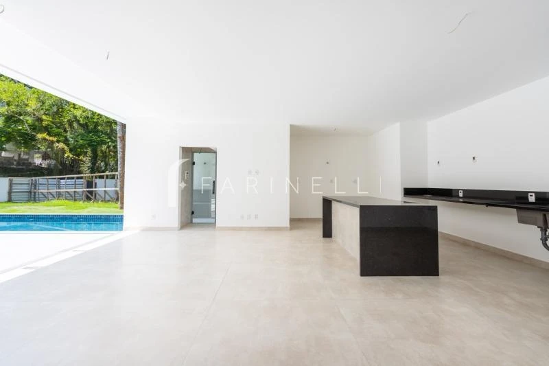 House with 5 bedrooms and open-plan kitchen — photo 13