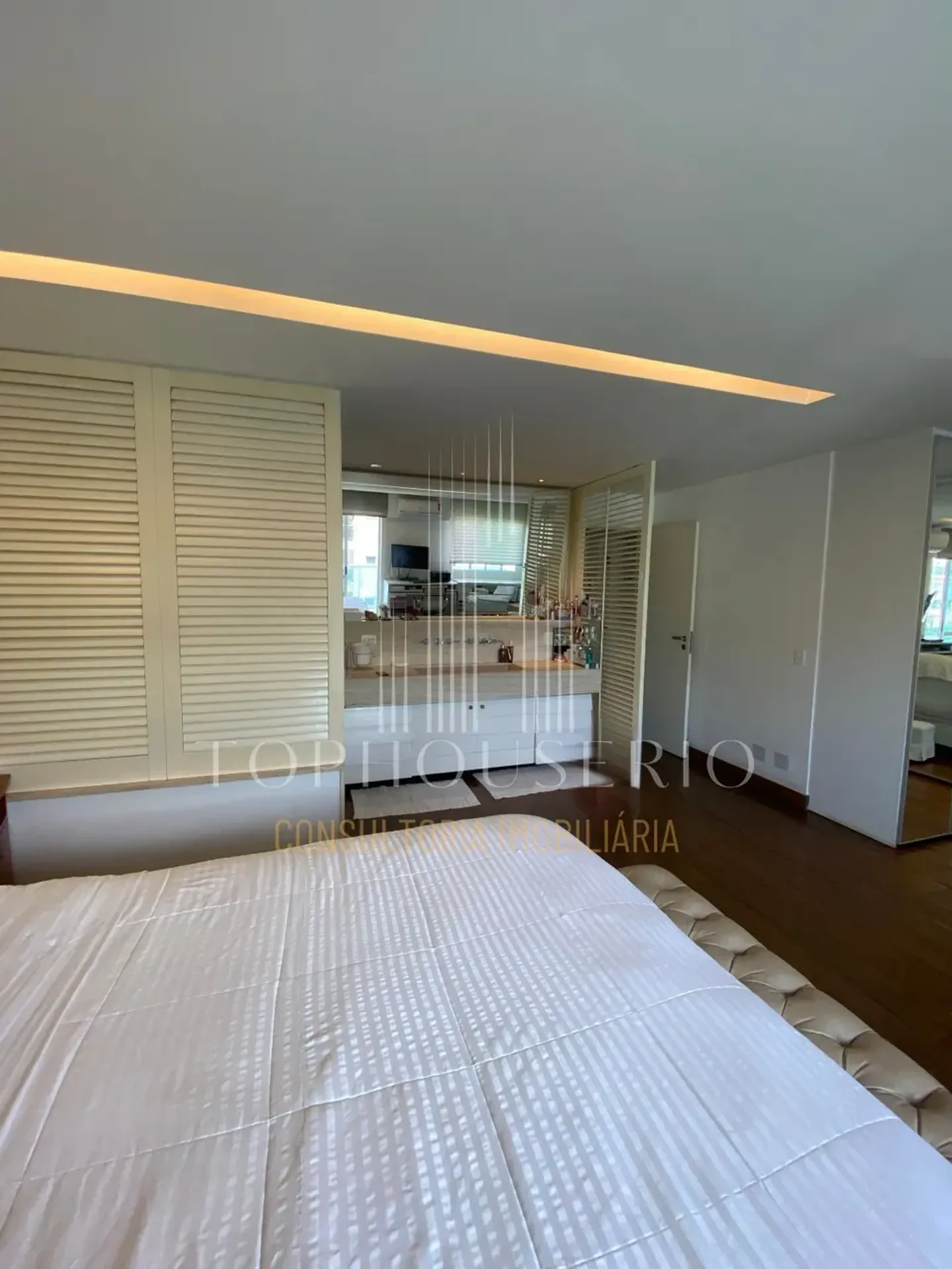 Furnished penthouse with 3 bedrooms and 4 bathrooms — photo 46