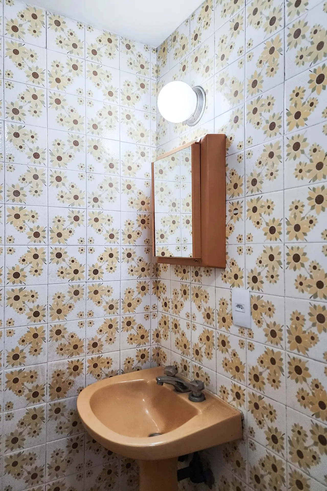 2-bedroom apartment in a building with a pool — photo 39