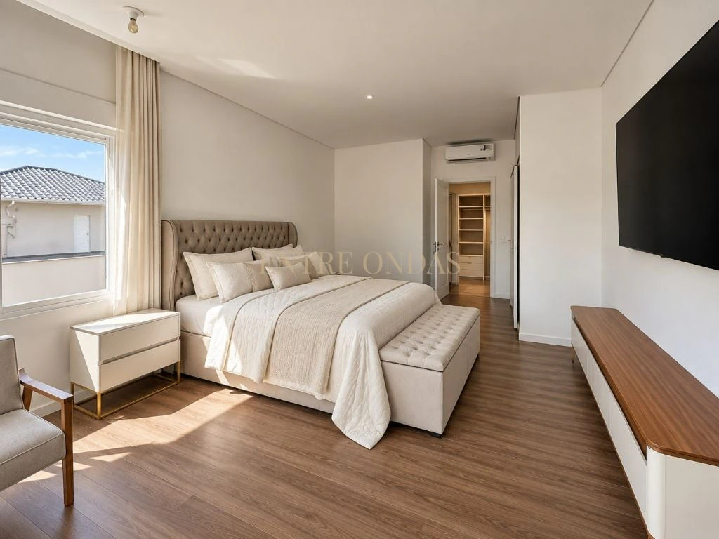 Собственный бассейн и 5 спален: дом 278 м² — photo 12