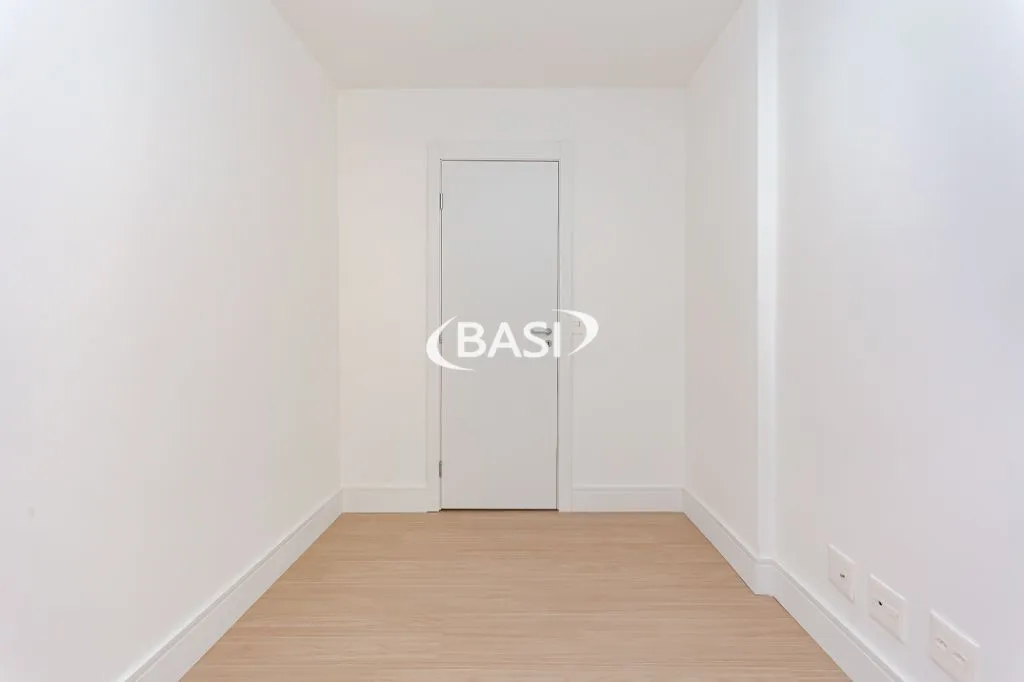 Glass-enclosed balcony in a 3-bedroom apartment, 80 m² — photo 28