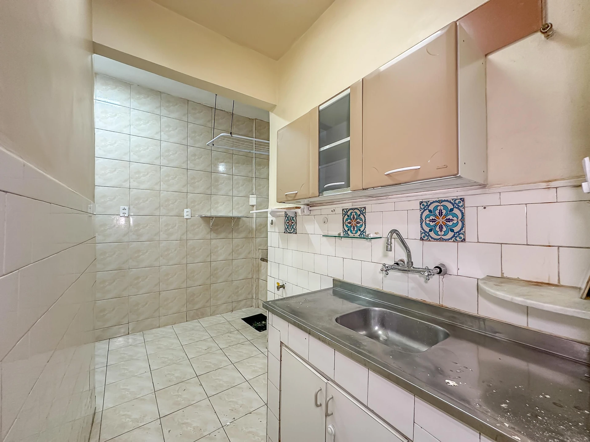Wood or laminate floors in a one-bedroom apartment, 62 m²