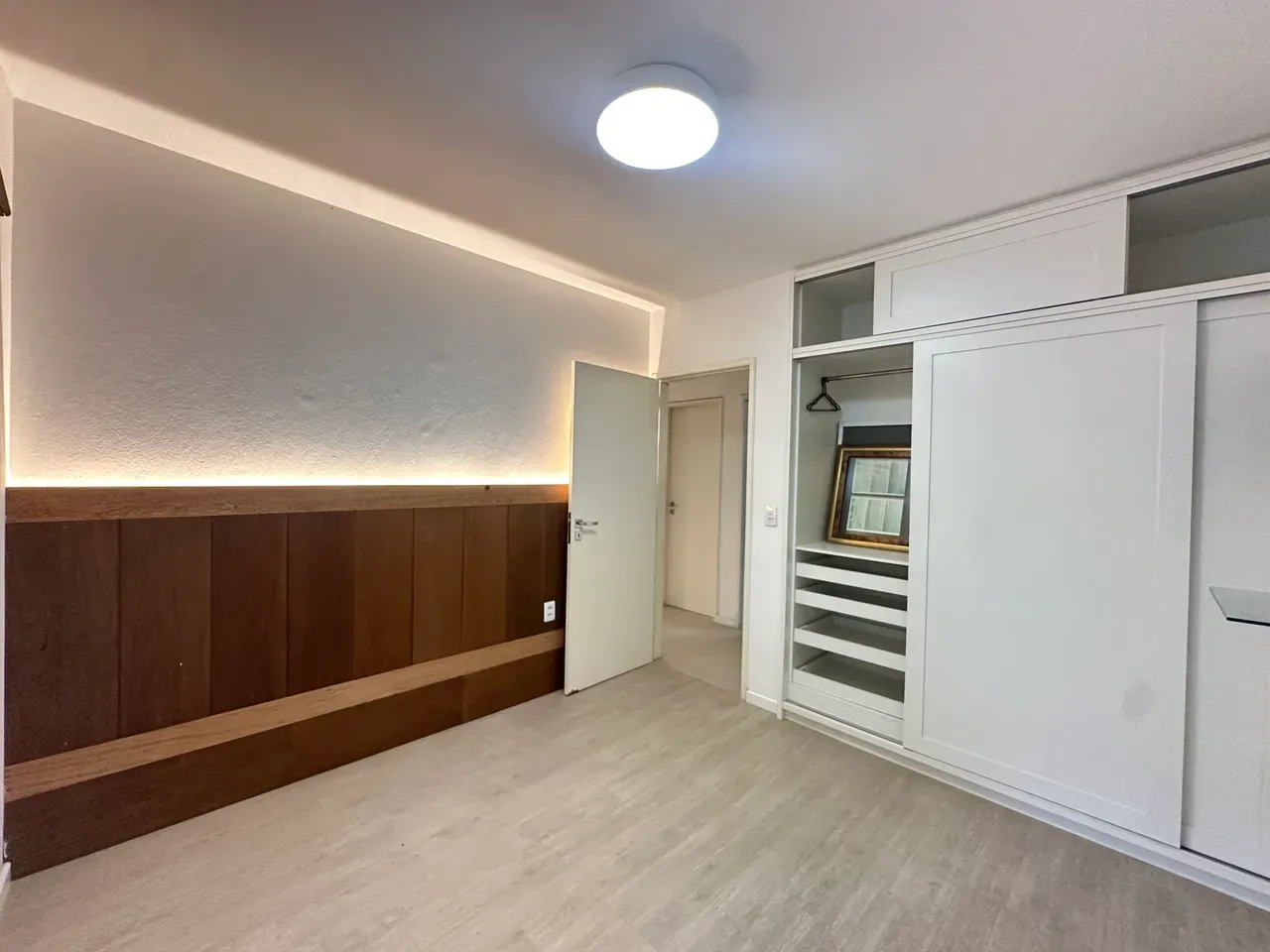 Casa de 320 m² com janelas do piso ao teto e lareira — photo 45