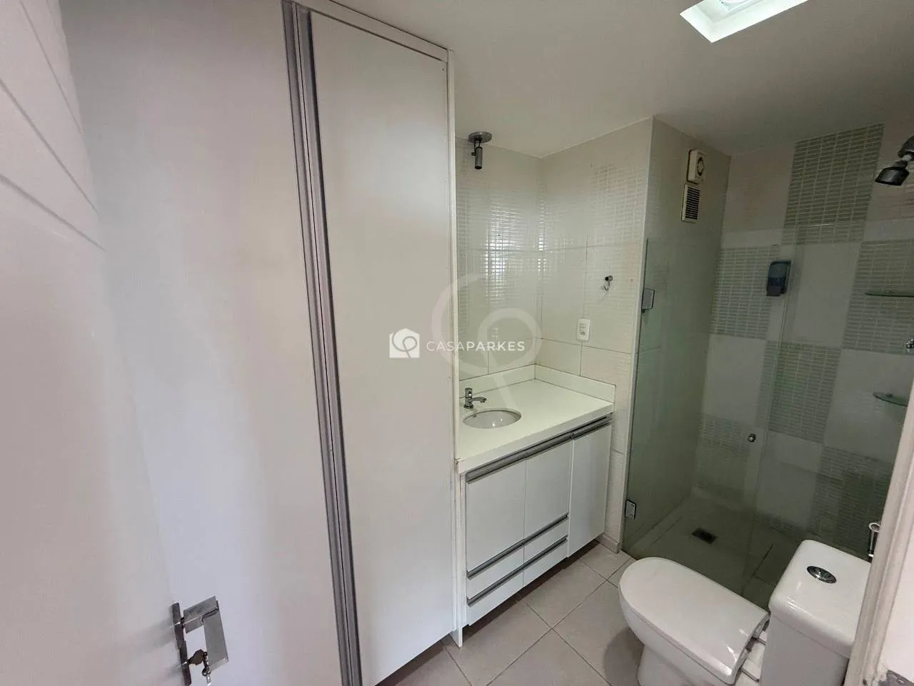 1-bedroom apartment with 2 bathrooms and balcony — photo 12