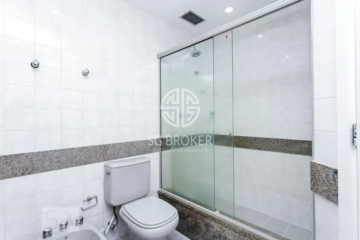 Apartment with 3 bedrooms and 5 bathrooms, with a balcony — photo 33