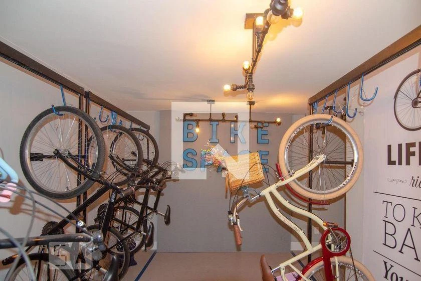 One-bedroom apartment in a building with a gym — photo 3