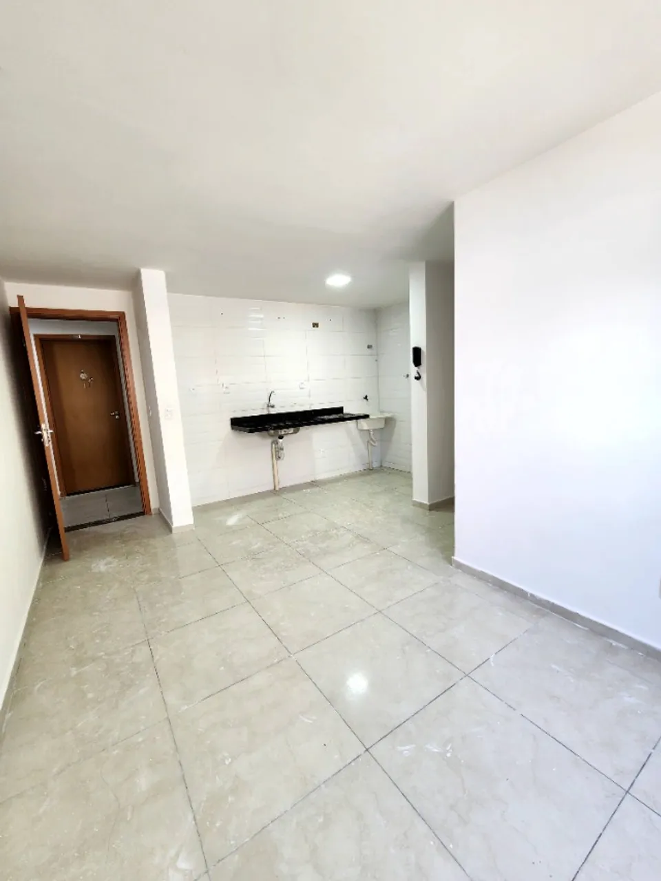 2-bedroom apartment in a building with a gym — photo 3