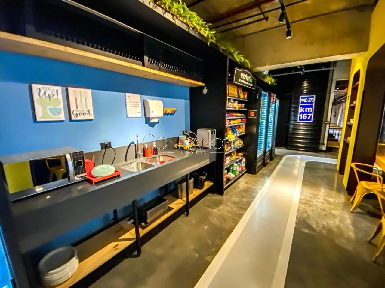 Furnished 1-bedroom apartment with an open kitchen — photo 21