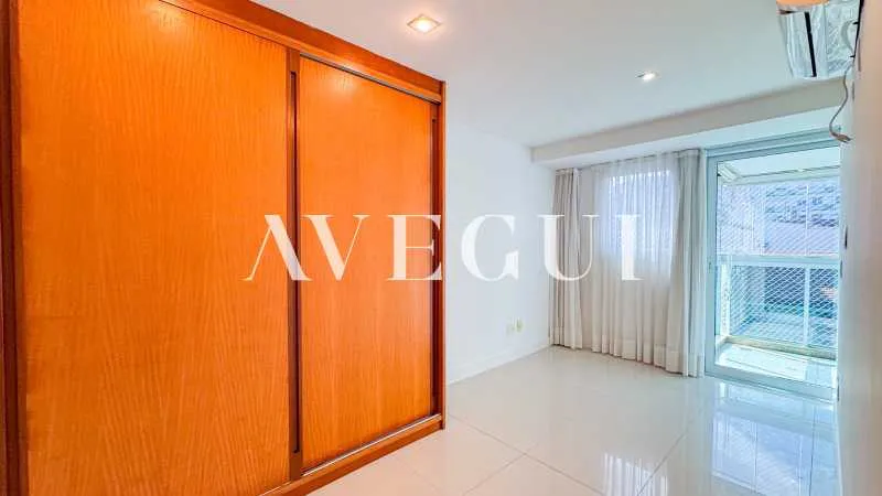 197 m² apartment with 4 bedrooms and a glass balcony — photo 3