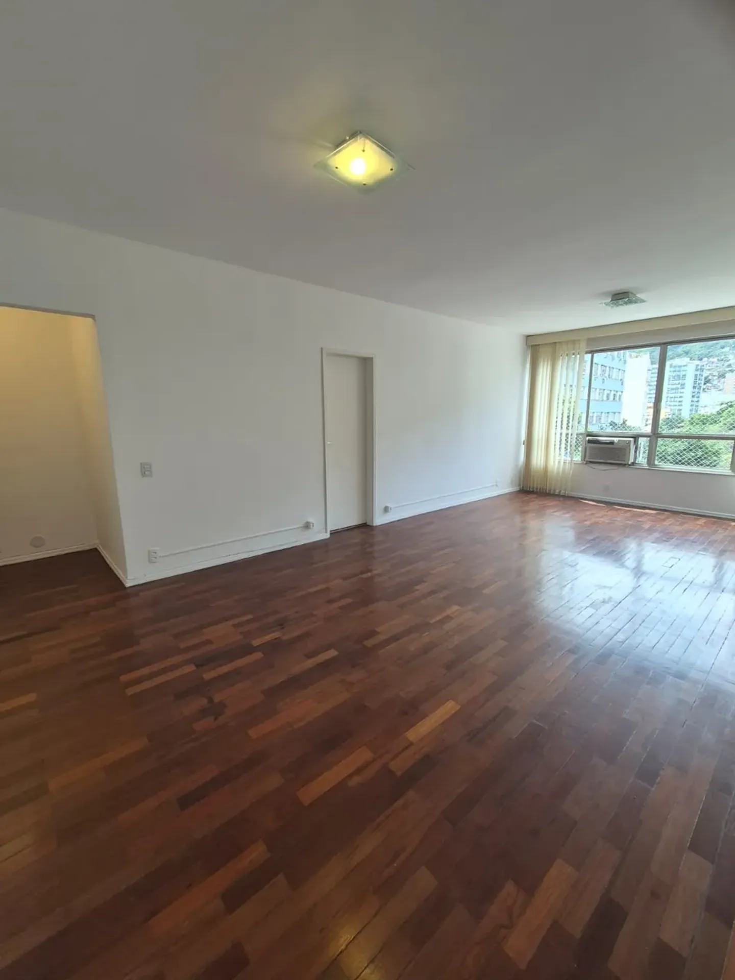 140 m² apartment with a bathtub and a home office — photo 10