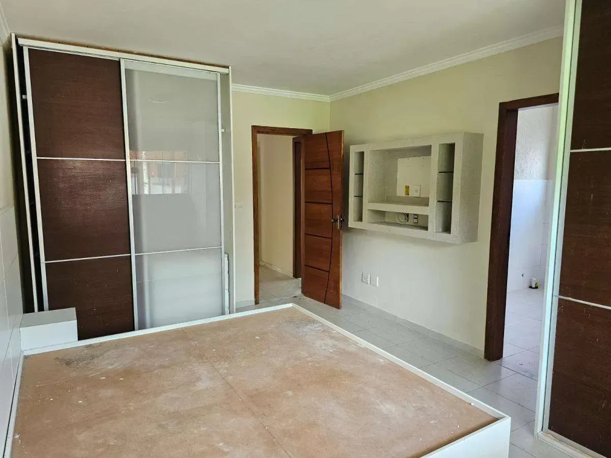 House with 5 bedrooms and 5 bathrooms in a modern style — photo 12
