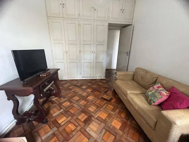 Wood or laminate floors in a 2-bedroom apartment, 98 m² — photo 3