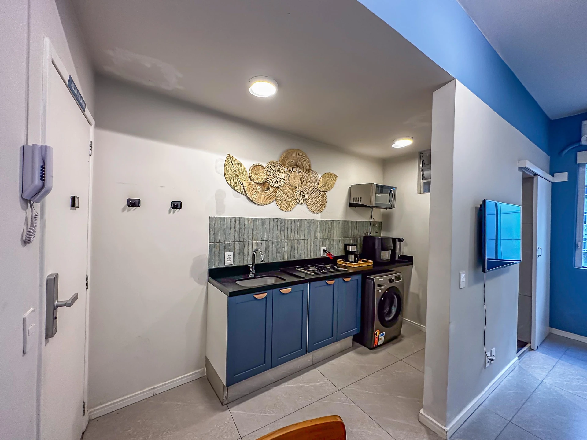 Furnished studio with glass shower and 1 bedroom — photo 15