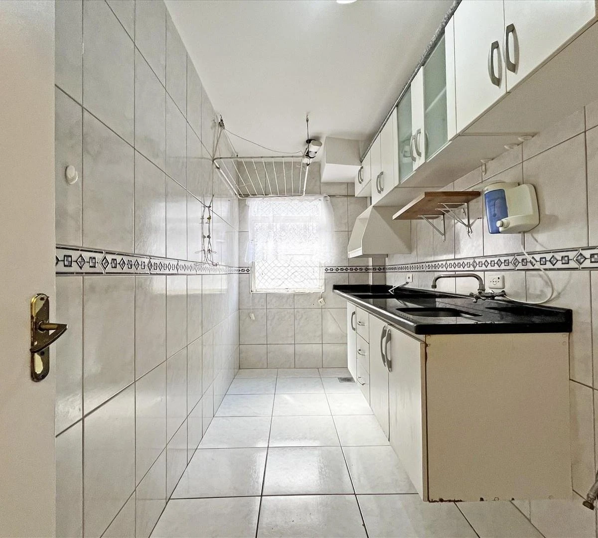 2-bedroom apartment with wood or laminate floors in Curitiba — photo 2