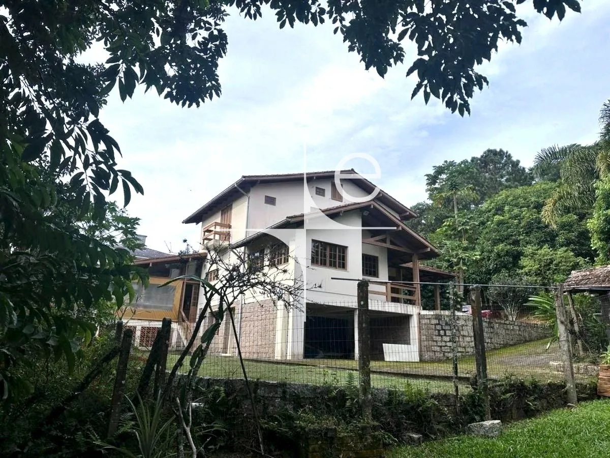 House with 3 bedrooms and 5 bathrooms, 481 m² — photo 11