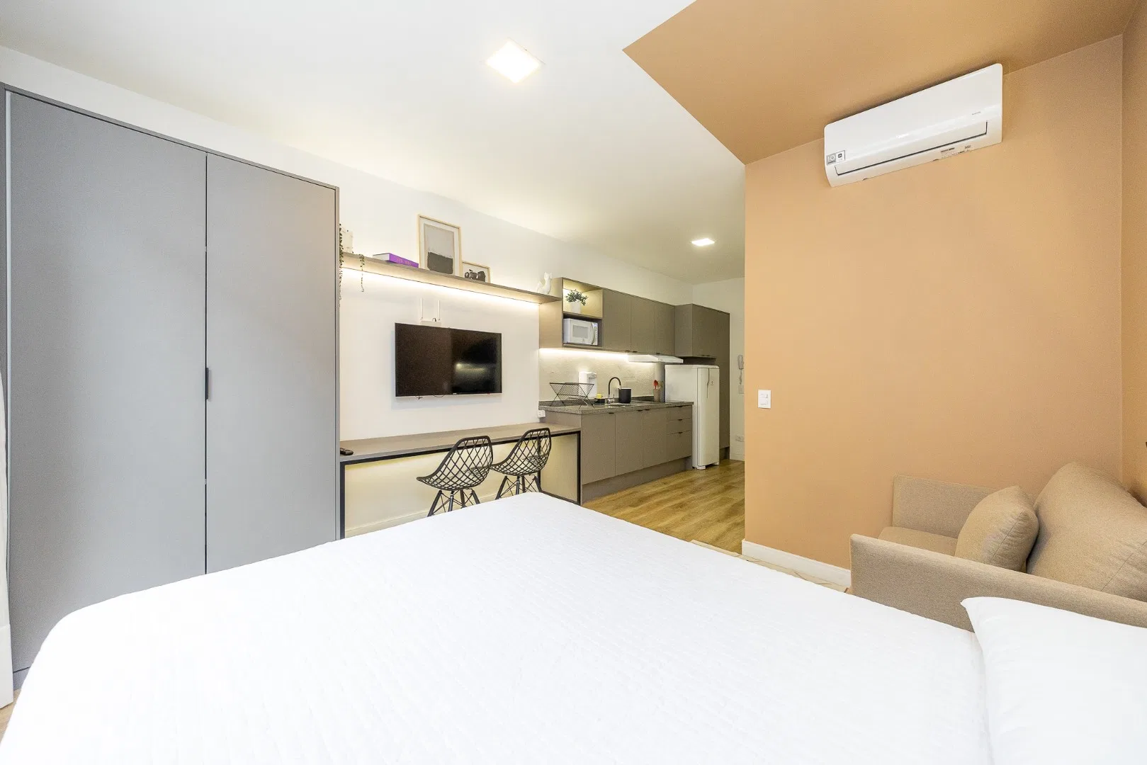 Furnished studio in a building with a gym — photo 13