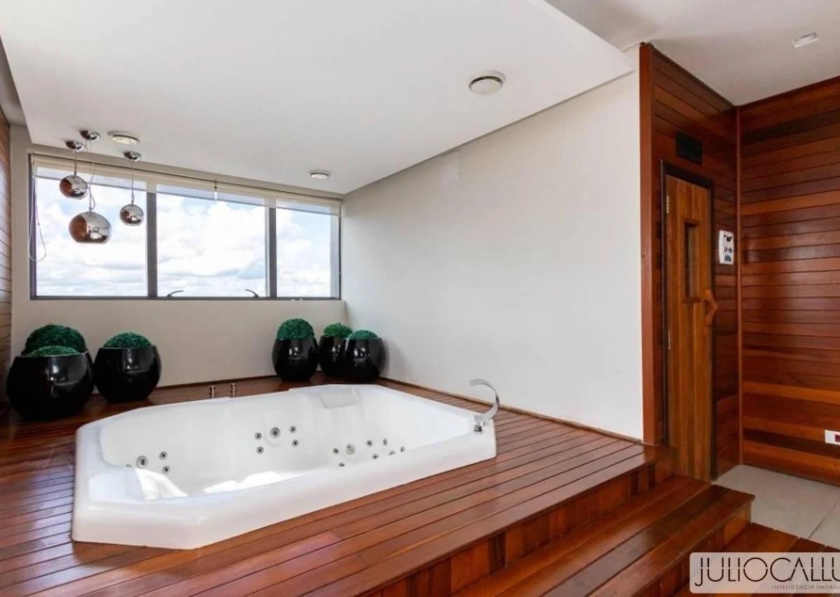 78 m² apartment with floor-to-ceiling windows and a bathtub — photo 36