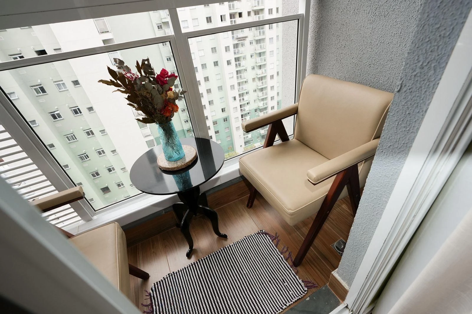 Apartamento mobiliado com cozinha americana e varanda envidraçada — photo 37