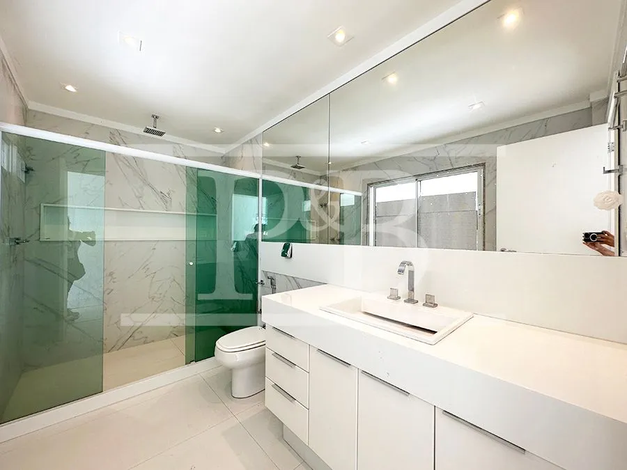 4-bedroom apartment with an enclosed glass balcony — photo 24