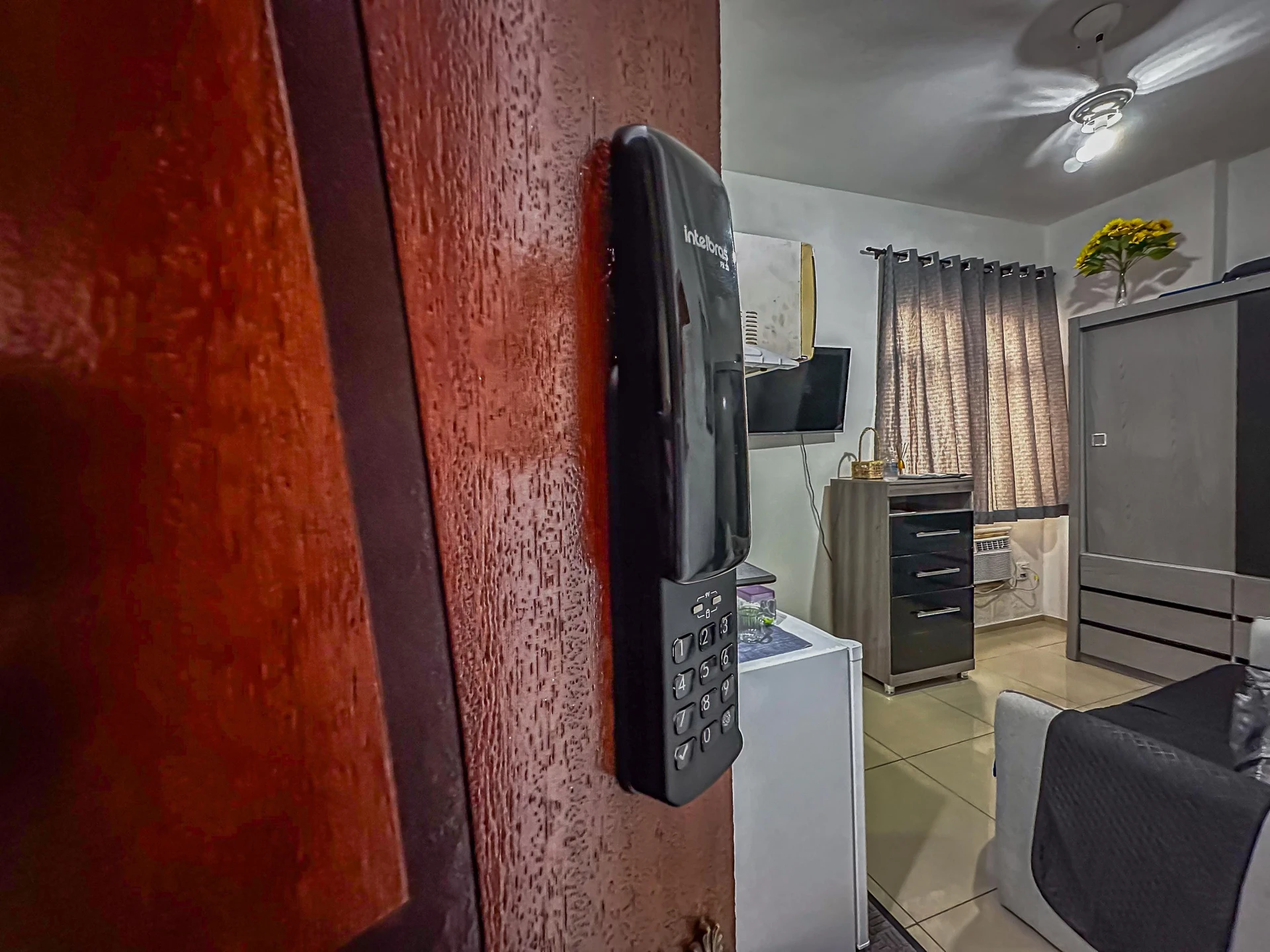 Furnished studio with 1 bedroom and 1 bathroom, gas stove — photo 13