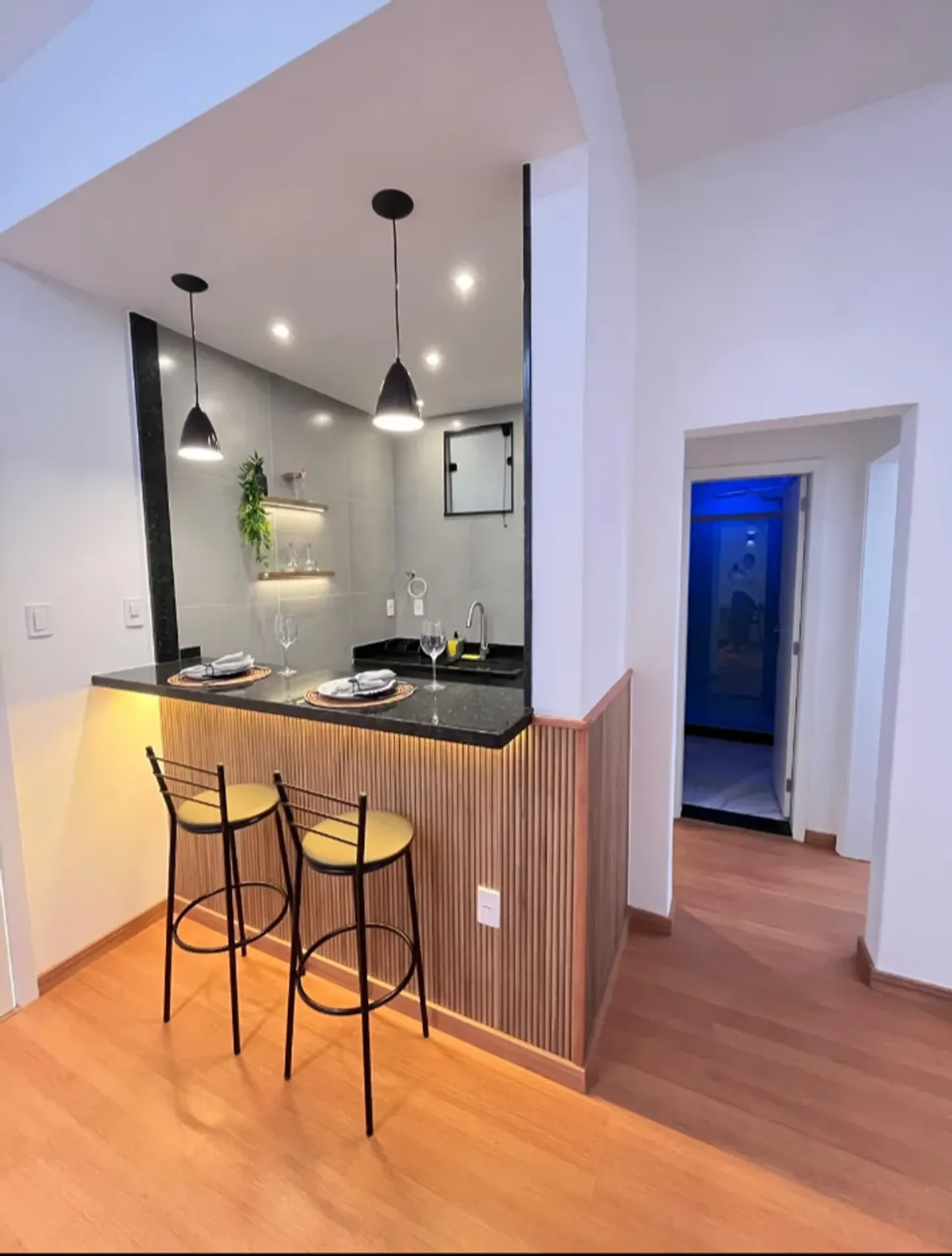 3-bedroom apartment with wood or laminate floors — photo 3