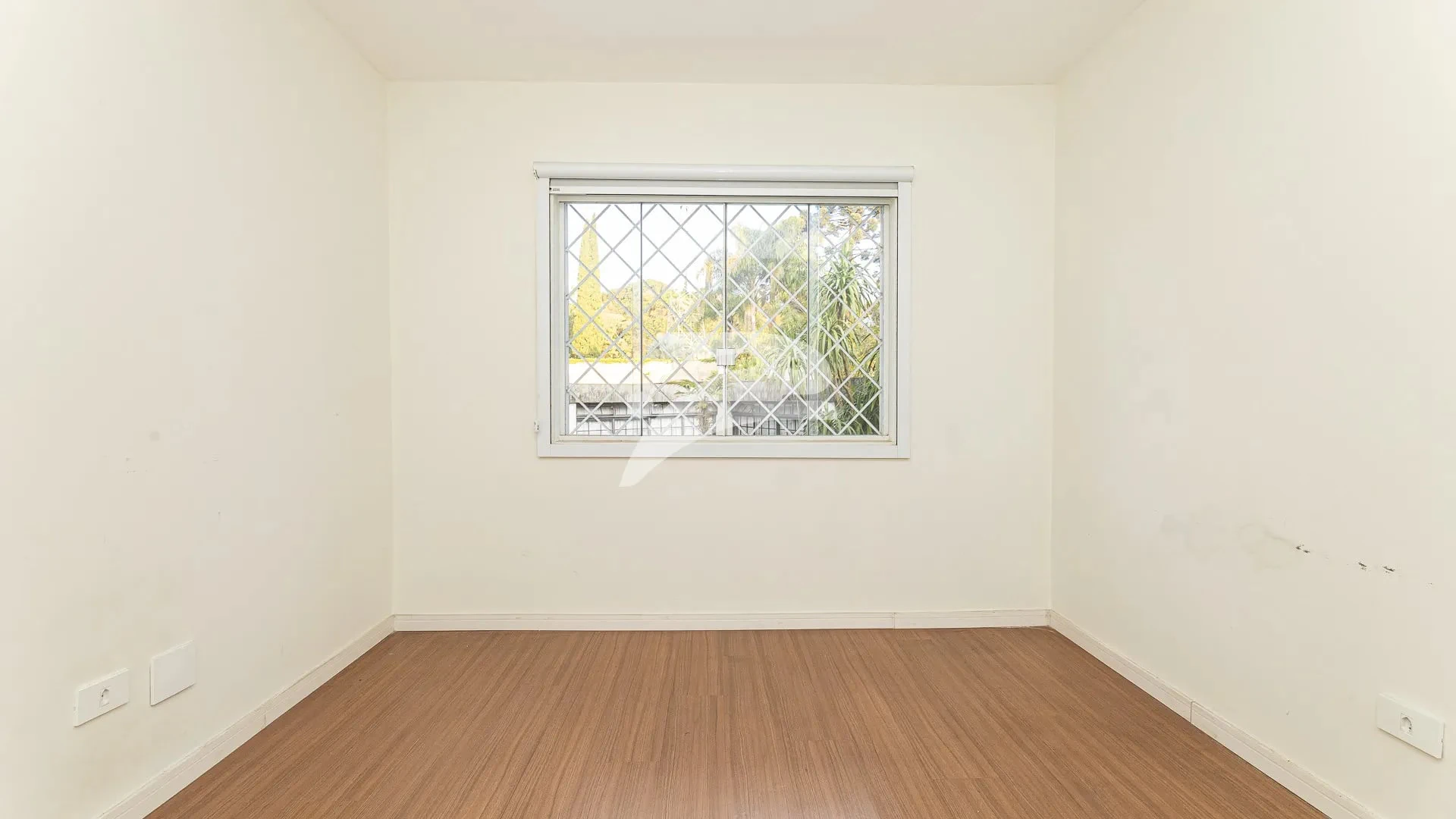 Balcony with a grill in a 3-bedroom house, 168 m² — photo 24