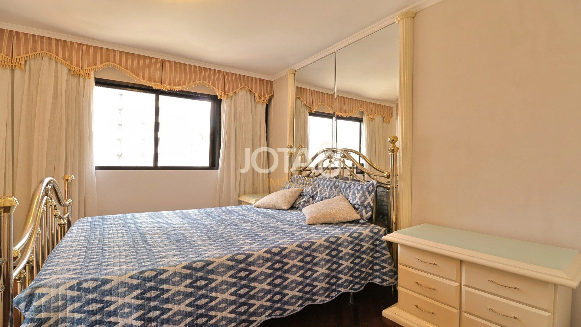88 m² apartment with a bathtub and floor-to-ceiling windows — photo 8