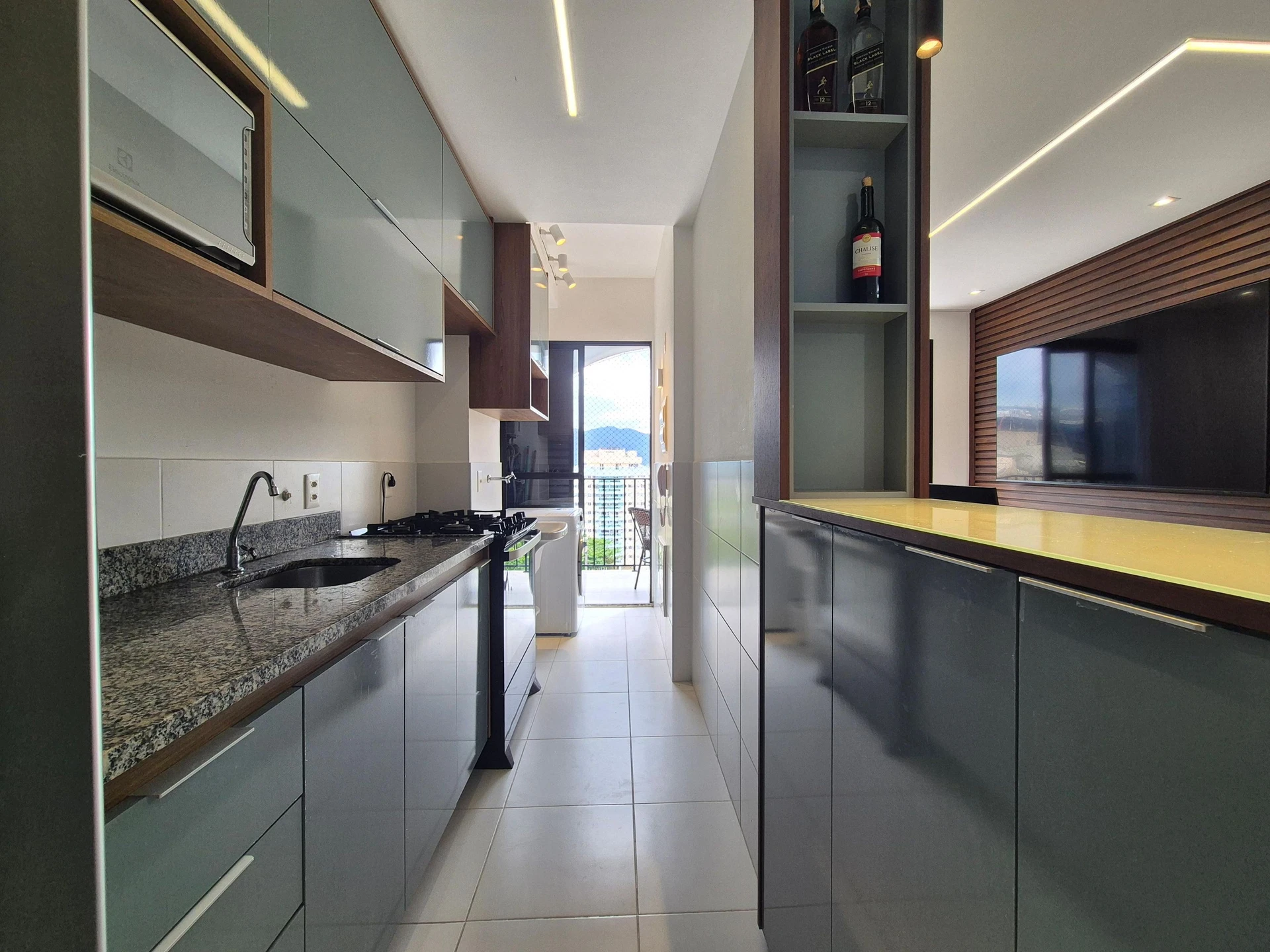 Furnished 2-bedroom apartment with enclosed balcony — photo 7