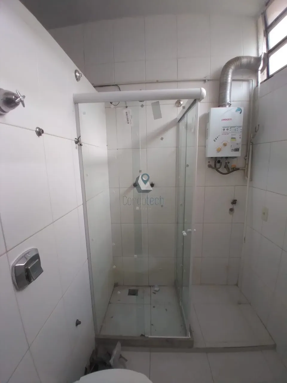 Apartamento de 1 quarto com box de vidro no banheiro — photo 4