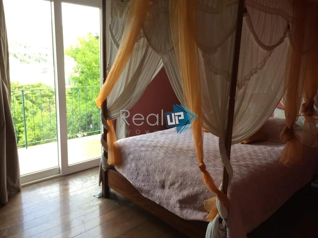 House with 3 bedrooms and 600 m² plus private BBQ terrace — photo 11