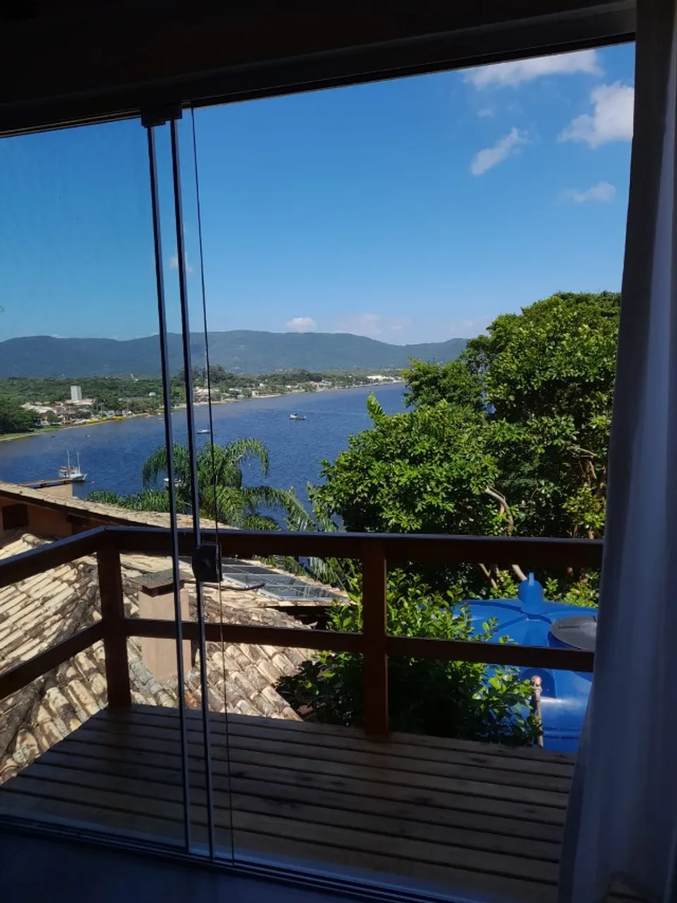 One-bedroom house with a water view